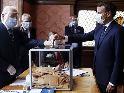 El presidente francés, Emmanuel Macron, emite su voto en un centro electoral en Le Touquet, este domingo.