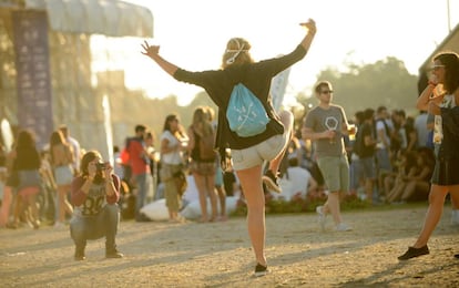 PortAmérica nació para tratar de conectar ambos lados del Atlántico a través de la música. Pop, rock, punk, electro. También tiene vocación de trampolín para grupos gallegos emergentes. Cóctel de música, gastronomía y playa, según lo definen sus organizadores, para agitar bien fuerte el 15 y 16 de julio en Porto do Molle, un parque empresarial en Nigrán, en Vigo. Molotov, Amaral, Bunbury, Love of Lesbian... Web: http://portamerica.es/