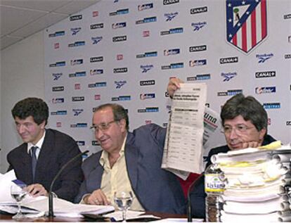 Fotografía de archivo, del presidente del Atlético de Madrid, Jesús Gil (c), junto a Miguel Angel Gil Marín (i), y al vicepresidente del club, Enrique Cerezo (d.)