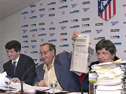 Fotografía de archivo, del presidente del Atlético de Madrid, Jesús Gil (c), junto a Miguel Angel Gil Marín (i), y al vicepresidente del club, Enrique Cerezo (d.)