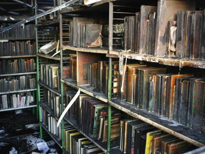 La biblioteca Louis Jouvet, en el norte de Par&iacute;s, tras un ataque en 2007.