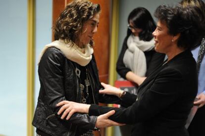 La consejera de Educación, Cristina Uriarte (a la izquierda), saluda a la parlamentaria socialista Isabel Celaá.