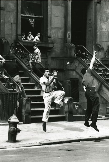 'Nueva York (Chicos jugando al béisbol)'. Fotografía de 1961 (60,9 x 40,6 centímetros).