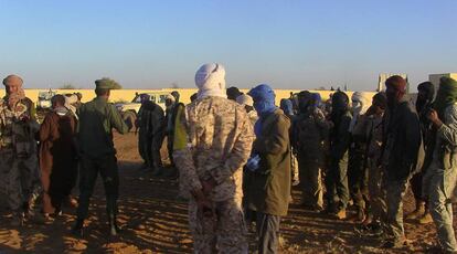 Un grupo de antiguos rebeldes, el pasado 9 de enero en un campo de reagrupaci&oacute;n en Gao (Mal&iacute;). 