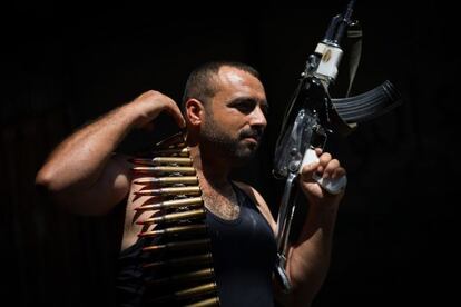 Un rebelde sirio exhibe su fusil durante los combates en Alepo.