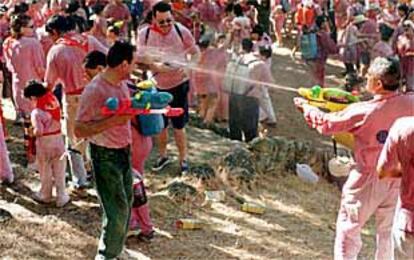 Un momento de la batalla del vino, ayer, en los Riscos de Bilibio de Haro (La Rioja).