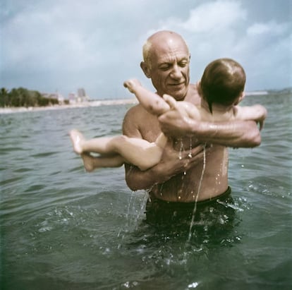 Pablo Picasso brinca com seu filho, Claude, em Vallauris, França, em 1948. Afastada da típica imagem de repórter de guerra, a faceta de Capa como retratista de personalidades da cultura floresceu no final dos anos quarenta e cinquenta.