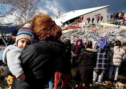 Vecinos de la localidad de Gaziantep (Turquía) observan las labores de rescate. 