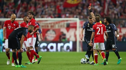El árbitro del encuentro, Nicola Rizzoli, muestra cartulina roja al jugador del Bayern, Javi Martínez.