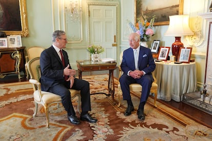 Carlos III junto al primer ministro, Keir Starmer, este viernes en el Palacio de Buckingham. Starmer ha recibido el encargo del Rey de formar Gobierno y se ha convertido oficialmente en primer ministro del Reino Unido después de que el Partido Laborista ganase las elecciones.