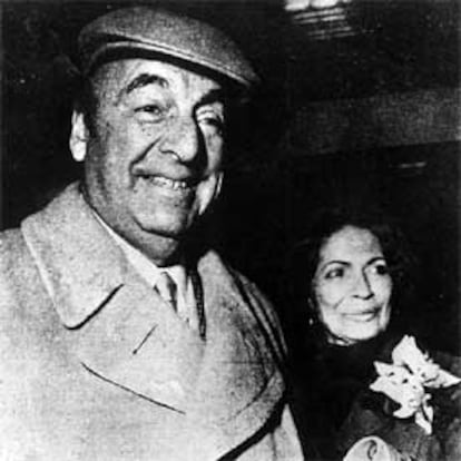 Neruda, con su tercera y última mujer, la soprano Matilde Urrutia. El poeta, gran amante de las mujeres, se casó en tres ocasiones. La primera en 1930 con la holandesa María Antonieta Hagenaar, con quien tuvo su única hija, Malva Marina, que nació con hidrocefalia y murió a los 8 años. Mientras aún vivía con María Antonieta, Neruda conoció a Delia del Carril, una refinada pintora argentina 20 años mayor que él, con quien vivió dos décadas y a quien dejó al enamorarse de Matilde Urrutia.