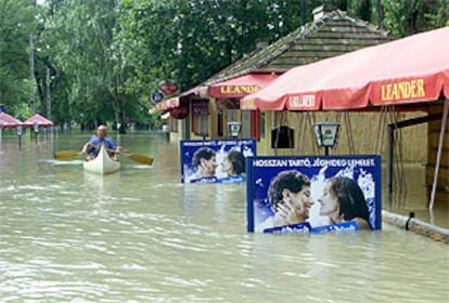 Un hombre se pasea en canoa por una calle inundada del norte de Budapest.