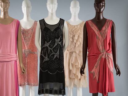 Un grupo de vestidos rosas en la exposición 'Pink: The History of a Punk, Pretty, Powerful Color'. 