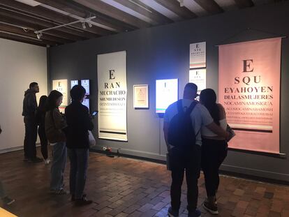 Visitantes recorren la exposición 'Visión 20/20' dentro del Museo Nacional.