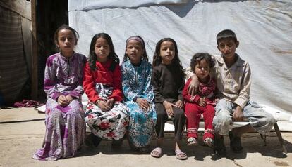 Niños de un asentamiento al oeste de Líbano.