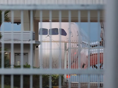 Rajapaska ha presentado su dimisión al Parlamento desde Singapur, adonde ha llegado este jueves procedente de Maldivas, en un avión de Saudia Airlines tras su huida del país.