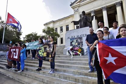 Estudiantes y personal rinden tributo a Fidel Castro en la entrada de la Universidad de Cuba.