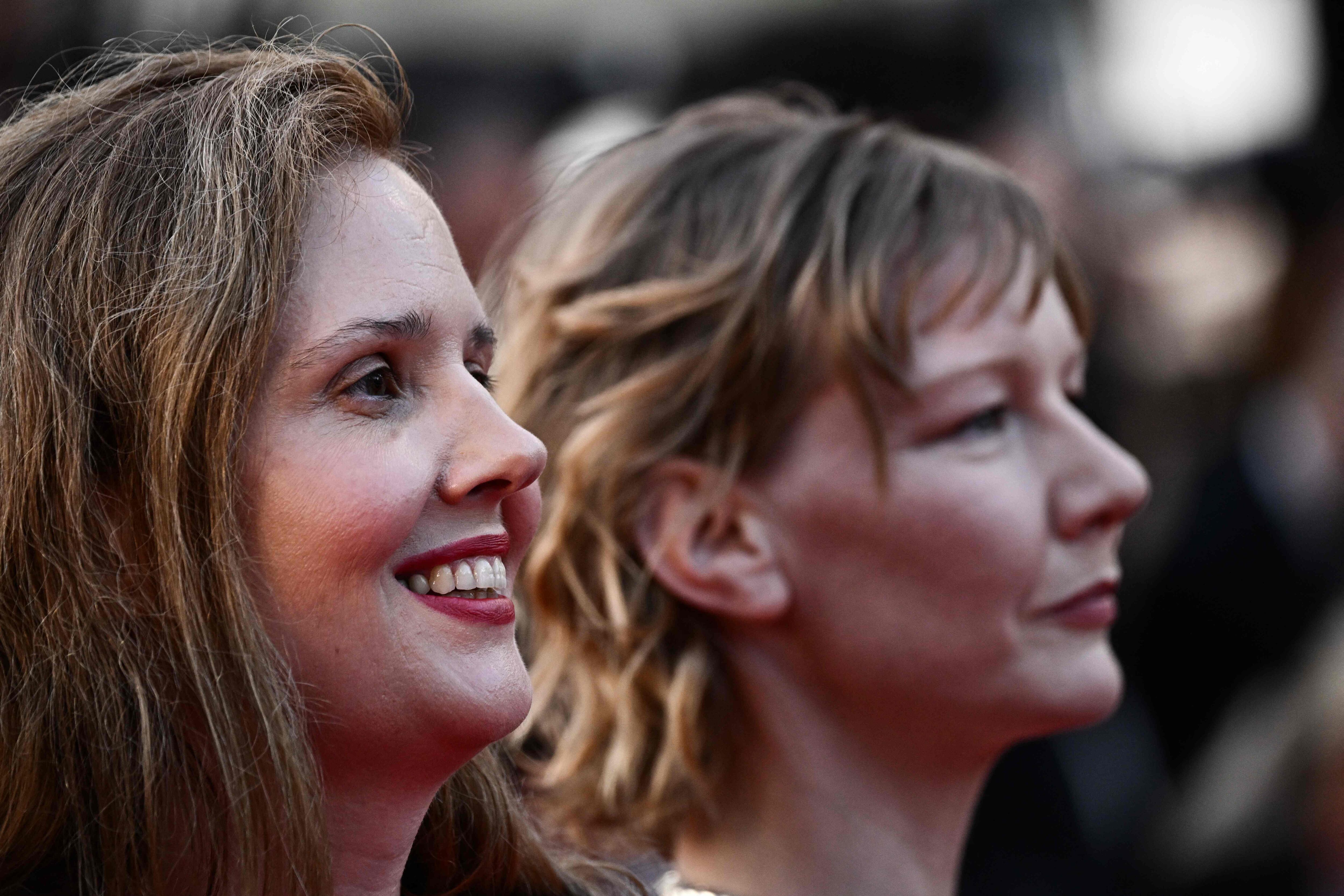 Justine Triet y la actriz Sandra Hüller, a la entrada de la gala de premios de Cannes.