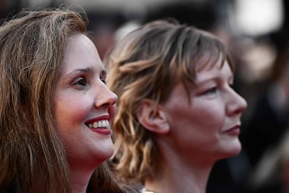 Justine Triet y la actriz Sandra Hüller, a la entrada de la gala de premios de Cannes.