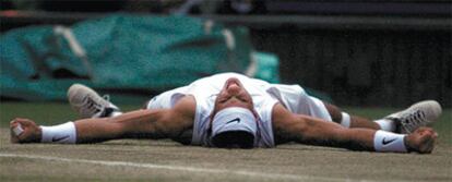Nadal cae al suelo tras vencer a Federer en Wimbledon.