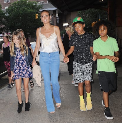 Heidi Klum tiene 4 hijos, los últimos tres fruto de su relación con Seal. Después de Leni, nacieron Henry (17 años), Johan (16) y hija Lou (13 años). Una gran familia que no suele mostrar en sus redes sociales. En su cuenta de Instagram de lo que habla para sus 11 millones de seguidores es básicamente de sus proyectos profesionales. 