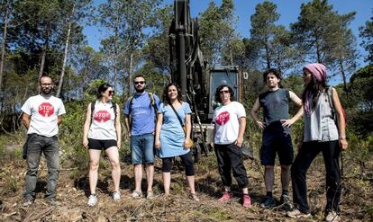 Natàlia Sànchez, en medio, con activistas de Aturem la C-32, delante de las màquinas.