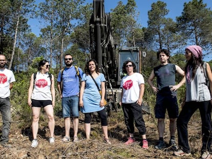 Natàlia Sànchez, en medio, con activistas de Aturem la C-32, delante de las màquinas.