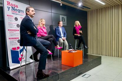 De izquierda a derecha, Gervasio Posadas, director del Ámbito Cultural El Corte Inglés; Elisa Lidia Miguel, concejala de Cultura de Tres Cantos; Jesus Moreno, alcalde de Tres Cantos, y Marta Robles directora de Rosa & Negro, en la presentación la semana pasada.