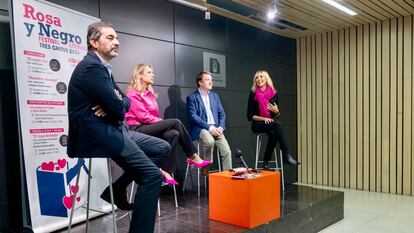 De izquierda a derecha, Gervasio Posadas, director del Ámbito Cultural El Corte Inglés; Elisa Lidia Miguel, concejala de Cultura de Tres Cantos; Jesus Moreno, alcalde de Tres Cantos, y Marta Robles directora de Rosa & Negro, en la presentación la semana pasada.