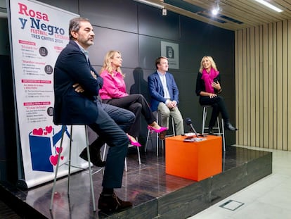 De izquierda a derecha, Gervasio Posadas, director del Ámbito Cultural El Corte Inglés; Elisa Lidia Miguel, concejala de Cultura de Tres Cantos; Jesus Moreno, alcalde de Tres Cantos, y Marta Robles directora de Rosa & Negro, en la presentación la semana pasada.