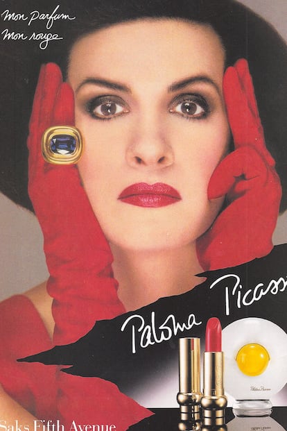 En 1984 Paloma Picasso lanzó con L'Oréal su primera fragancia, Mon Parfum. Hoy sigue siendo una de las más vendidas del mundo y la campaña de la diseñadora sujetándose la cabeza con unos guantes rojos y un inmenso anillo es una imagen imborrable de las revistas de los 80.