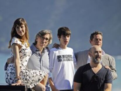 David Trueba, a la izquierda, junto a Natalia de Molina, Francesc Colomer, Jorge Sanz y Javier Cámara.