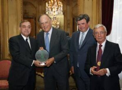 Fotografía facilitada por la Embajada de España en París del presidente de la Academia Internacional de la Gastronomía, Jacques Mallard (i); junto a Carlos Falcó (2i), marqués de Griñón; el embajador de España en Francia, Carlos Bastarreche (2d), y el presidente de la Real Academia de Gastronomía, Rafael Ansón (d), durante el acto.