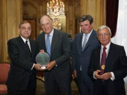 Fotografía facilitada por la Embajada de España en París del presidente de la Academia Internacional de la Gastronomía, Jacques Mallard (i); junto a Carlos Falcó (2i), marqués de Griñón; el embajador de España en Francia, Carlos Bastarreche (2d), y el presidente de la Real Academia de Gastronomía, Rafael Ansón (d), durante el acto.