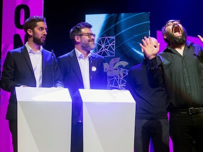 El cómico y presentador David Broncano (i) junto a los copresentadores de 'La vida moderna' (Cadena SER), Ignatius Farray (d) y 'Quequé' (c) reciben el Premio Ondas Nacional de Radio al Mejor presentador de programa de radio hablado.