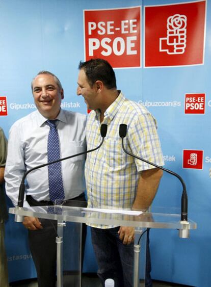 Iñaki Arriola y el concejal Juan Manuel Serna, en el acto de ayer.