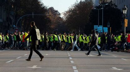 Marxa de taxistes amb armilles grogues pel centre de Barcelona per anar cap al Parlament.