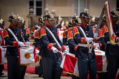 La guardia presidencial recibe con música al presidente de Brasil.