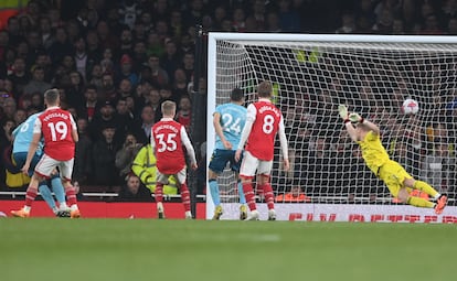 Caleta Car anota el tercer gol del Southampton ante el Arsenal este viernes.