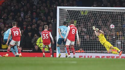 Caleta Car anota el tercer gol del Southampton ante el Arsenal este viernes.