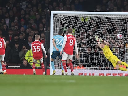 Caleta Car anota el tercer gol del Southampton ante el Arsenal este viernes.