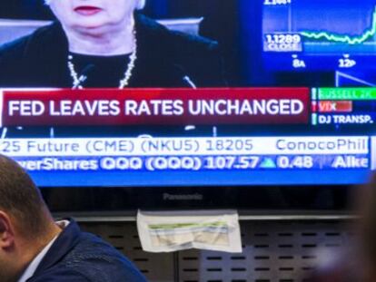 Un analista, junto a una pantalla con la comparecencia de Janet Yellen, presidenta de la Reserva Federal.