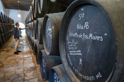 Bota "Estrella de los Mares" que dio la vuelta al mundo, firmada por el almirante Eugenio Díaz del Río.