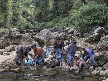 Ana Victoria, como el 95% de la población del municipio de San Pedro Carchá (Guatemala), no tiene agua potable en casa y ahora tampoco la encuentra en el río Cahabón, porque la hidroeléctrica RENACE captura sus manantiales y los seca, sobre todo cuando no llueve y hay más escasez. Además, la empresa ha puesto controles y barreras físicas que restringen el acceso al río. Cada día, Ana Victoria tiene que caminar varios kilómetros para tener acceso al agua de fuentes y manantiales. 
