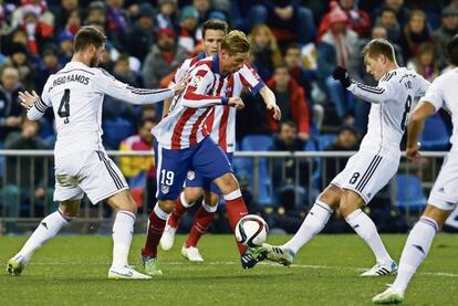 Sergio Ramos y Kroos intentan frenar el avance de Fernando Torres