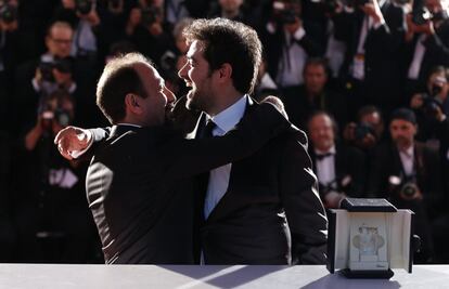 El director iraní Ashgar Farhadi, derecha, y Shahab Hosseini posan durante el photocall de los ganadores del premio al mejor guión y el mejor actor de la película 'Forushande'.