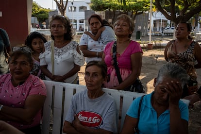 Buscadoras escuchan durante una reunión que tuvieron con diversos candidatos de la ciudad de Tecomán.