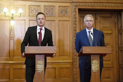 El ministro húngaro de Exteriores Peter Szijjarto, a la derecha, junto al responsable de Justicia Laszlo Trocsanyi, reaccionando a la sentencia del Tribunal Europeo de Justicia el pasado miércoles.