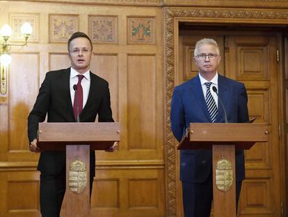 El ministro húngaro de Exteriores Peter Szijjarto, a la derecha, junto al responsable de Justicia Laszlo Trocsanyi, reaccionando a la sentencia del Tribunal Europeo de Justicia el pasado miércoles.
