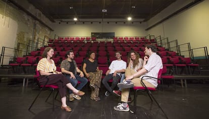 Els dramaturgs Marta Aran, Roger Torns, Denise Duncan, Daniel J. Meyer, Lara Díez Quintanilla i Jan Vilanova, a la Sala Beckett.